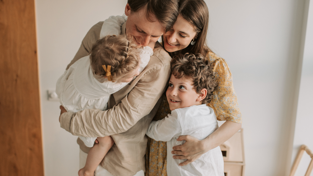 Familia disfrutando de su bebé, colaboración Babybelegal y Holaluz