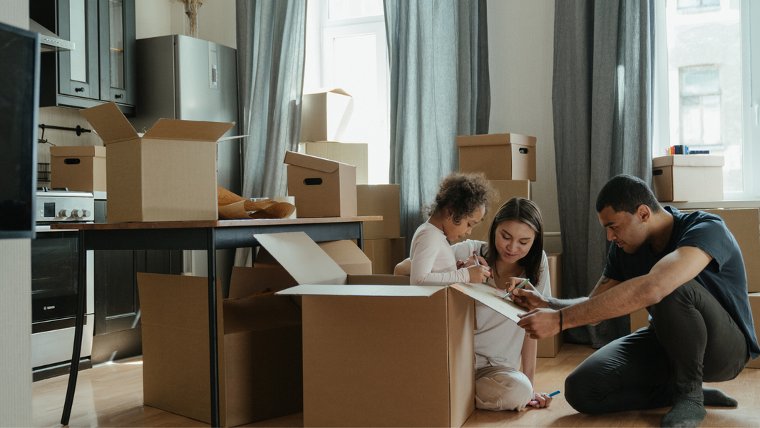 Familia con su bebé el día de la mudanza a su nueva casa