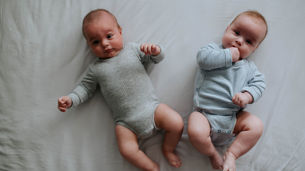 Baja de maternidad con gemelos 2026: semanas y ayudas por parto múltiple