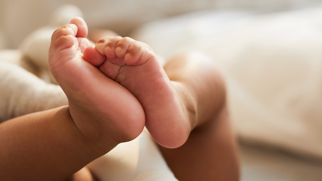 Pies de un bebé recién nacido: el primer DNI del bebé es un trámite sencillo si lo haces en orden