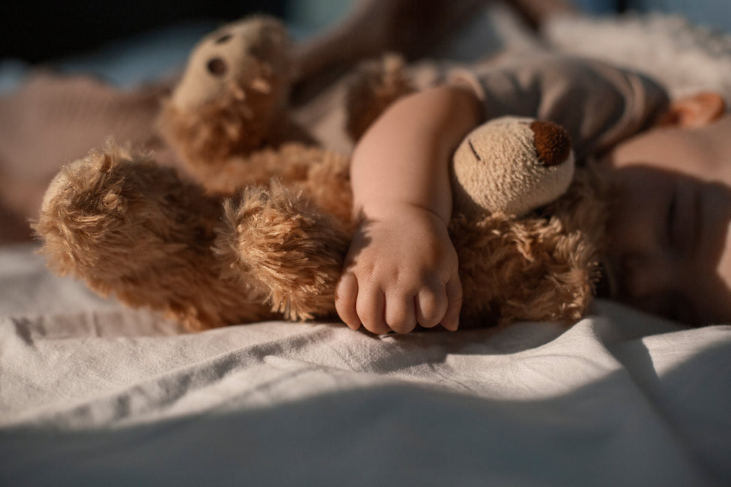 Bebé con peluche - nombres originales para niño 2026