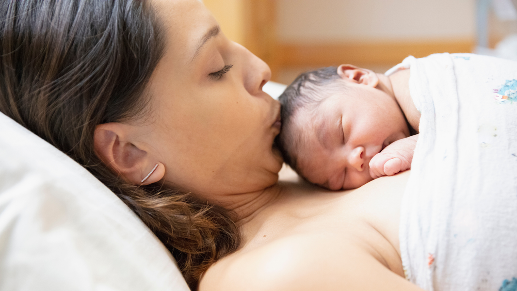 Madre con bebé - baja de maternidad y paternidad Babybelegal