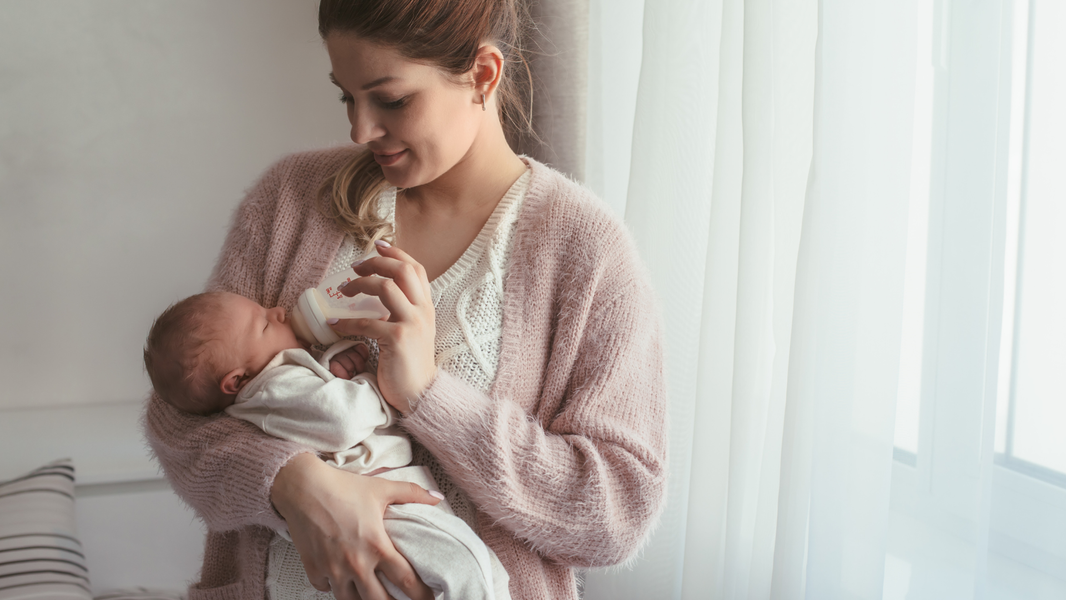 Madre con su bebé en casa - ahorro energético Babybelegal x Holaluz
