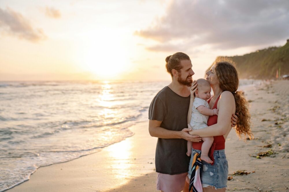 Familia viajando con bebé y sus documentos